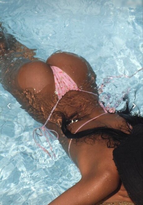 Aalishass Alishakone セックス女優 画像