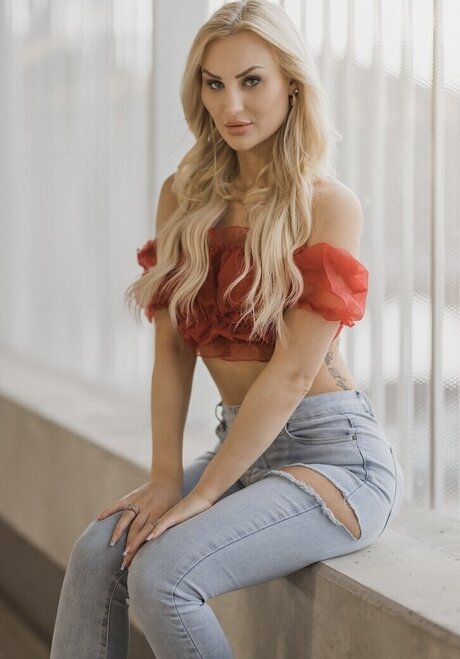 Giulie Hope Santana モデル 写真