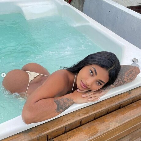 Thayna Telles エロティックなポルノスター 画像