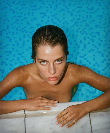 黒檀の熟女オンリーファンズ アートポルノ 画像