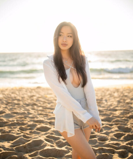 バン・オンリーファンズ ヌード 写真