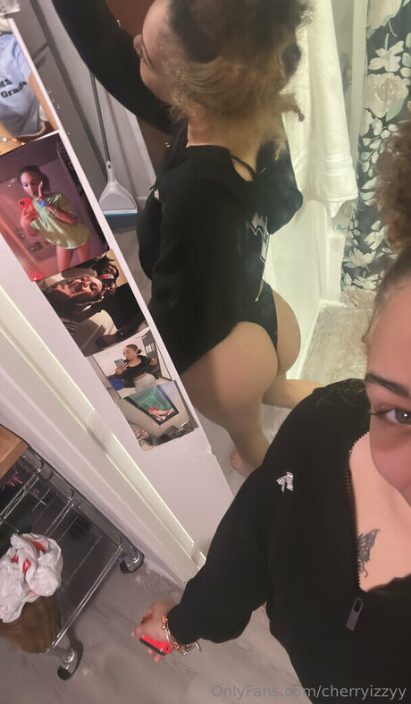 cherryizzyy セクシーなポルノスター 写真