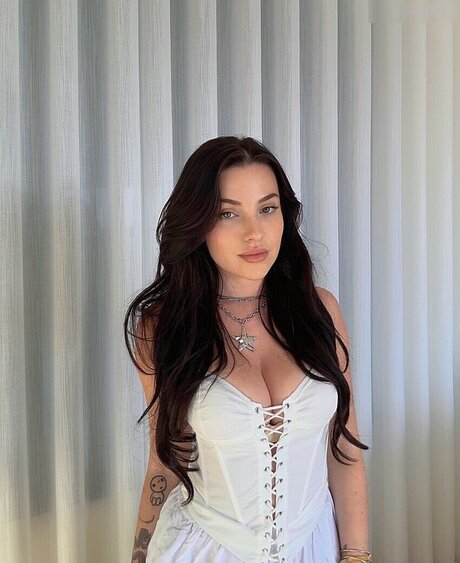 ランジェリーヌードオンリーファンズ 無料エロ 写真