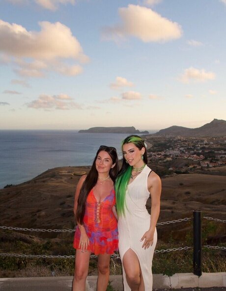 ニューハーフが男とセックスするオンリーファンズ ポルノグラフィック 写真