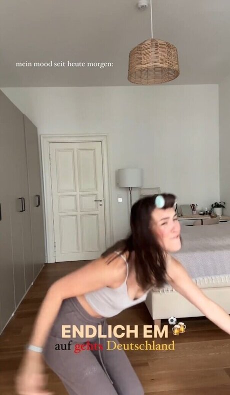 足の動画 オンリーファンズ HD 画像