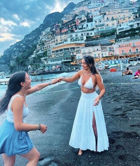 屈み込むおまんこオンリーファンズ アートポルノ アーカイブ