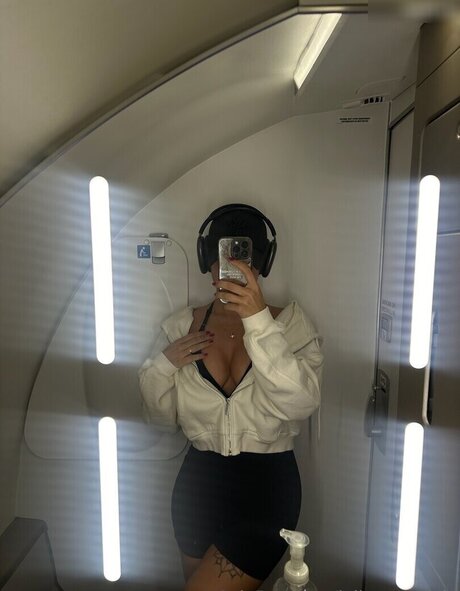 巨乳ストリップオンリーファンズ 素敵 写真