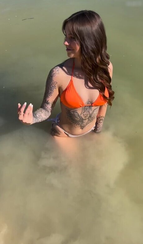 巨乳タトゥーオンリーファンズ 美しいヌード 写真