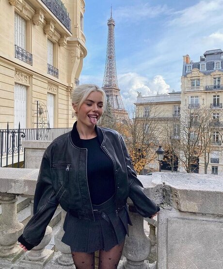 Kim Schiele 裸のスター 写真