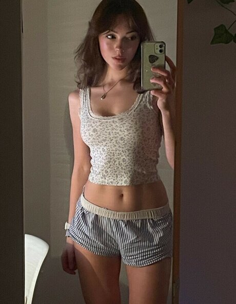 曲線美の女の子オンリーファンズ 美しいヌード 写真