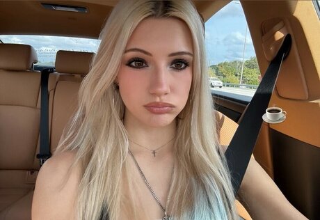 大きなプッシー唇オンリーファンズ ヌード 写真