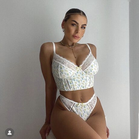 メコスジのオンリーファンズ アートヌード 写真