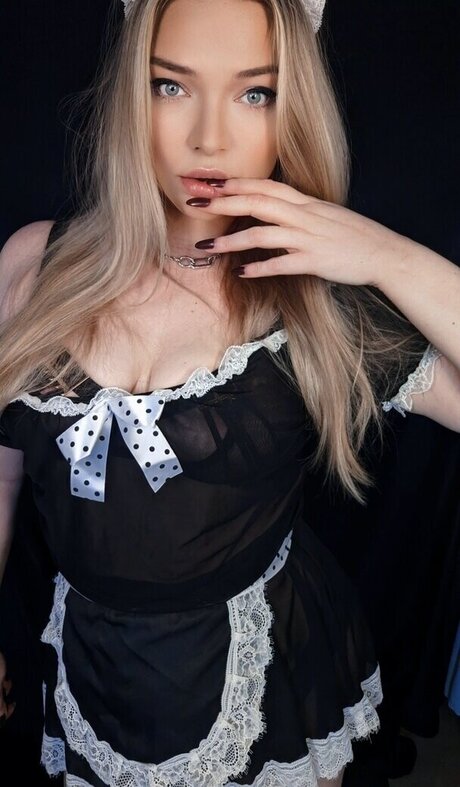 ぽっちゃりブロンドのオンリーファンズ ホットヌード 写真