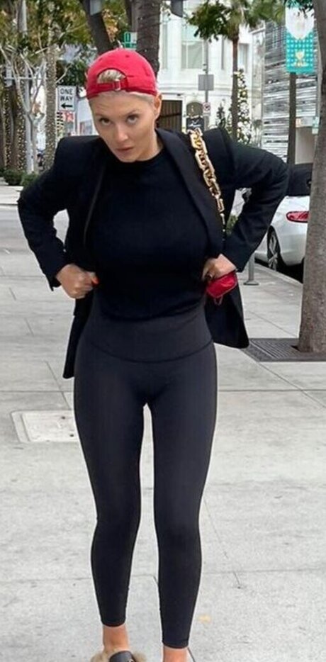 足ヌードオンリーファンズ トップ 画像