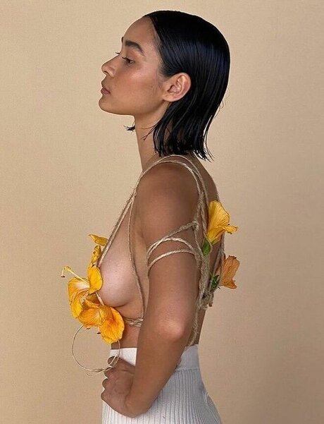 オイルを塗った巨乳オンリーファンズ アートヌード ギャラリー