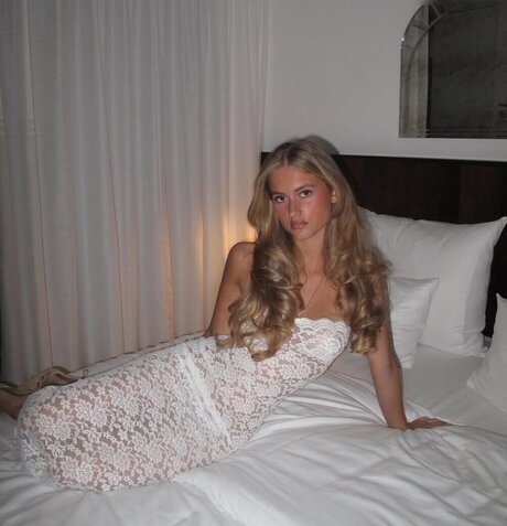 キティ・ウェット・オンリーファンズ セクシー裸 写真