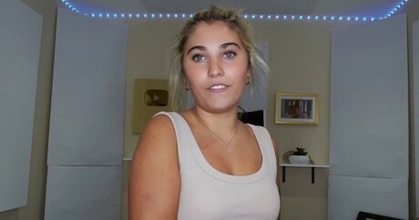 曲線美のブロンドオンリーファンズ 無料セクシー 写真