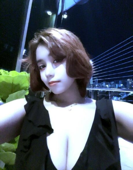 ElyanaSparks トップポルノスター 写真