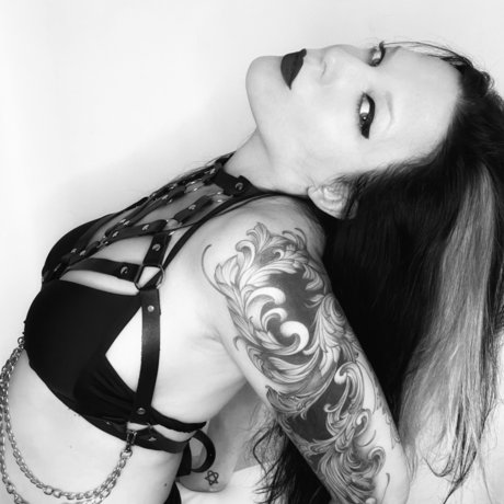 Lady of the Seven Moons セクシーなスター ギャラリー