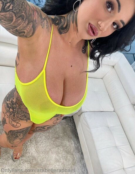 バン・オンリーファンズ ヌード 写真