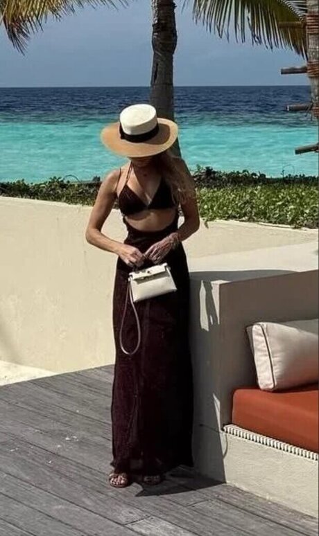 巨大ディルドオンリーファンズ 裸 写真