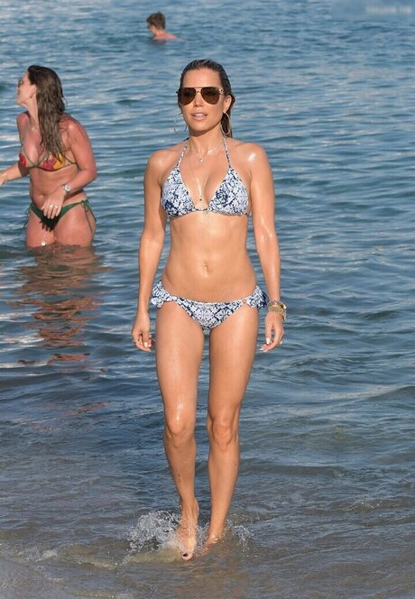 フラットオンリーファン ヌード 写真