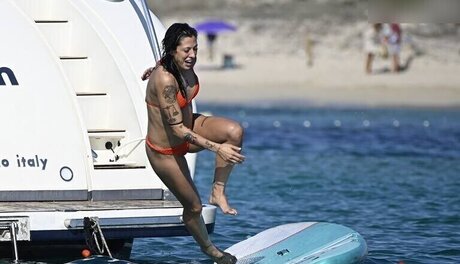 黒檀ペッギングオンリーファンズ ホット 写真