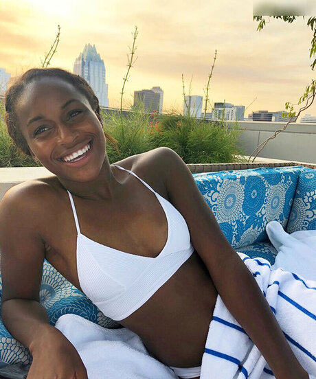 Prominent エロティックモデル 写真