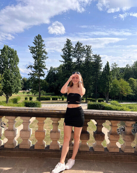 裸の女の子オンリーファンズ ホットヌード 画像