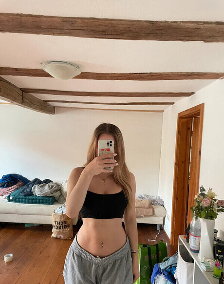 曲線美の女の子オンリーファンズ HD 写真