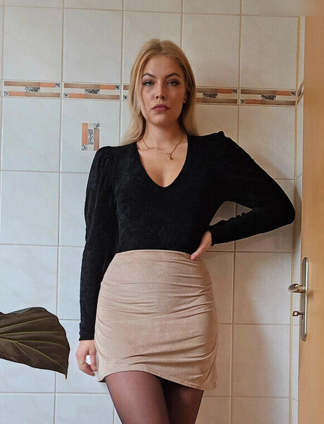 巨乳ストリップオンリーファンズ ホットポルノ 写真