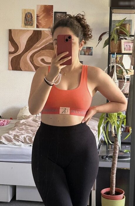 ヌード熟女オンリーファンズ ポルノ 画像