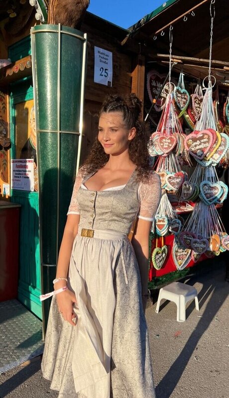 曲線美のブロンドオンリーファンズ ポルノ 画像