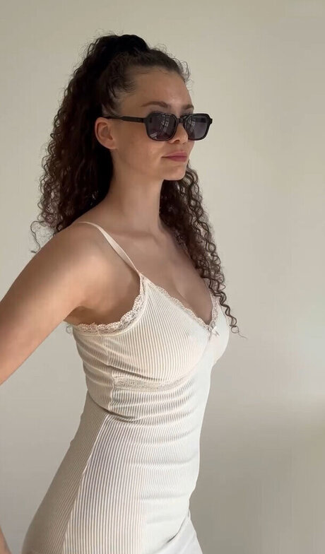 ダブルアナルオンリーファンズ 裸 画像