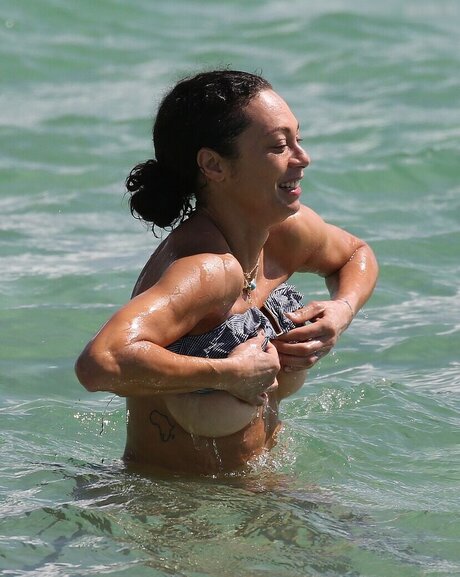 金髪の筋肉オンリーファンズ 美しい 写真