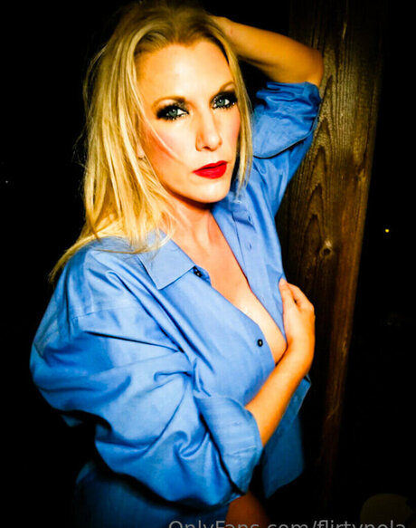 Flirty Nola 裸のスター 写真