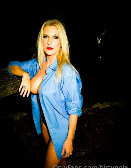 Flirty Nola 裸の女優 画像