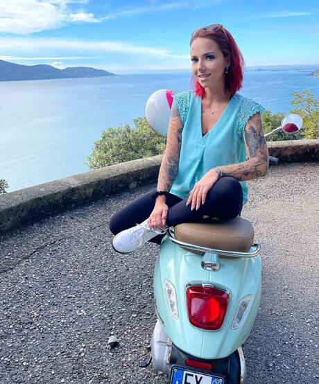 Nina Devil アートモデル 写真