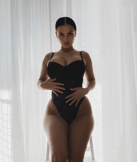 Jeje Lopes 裸のポルノスター 写真