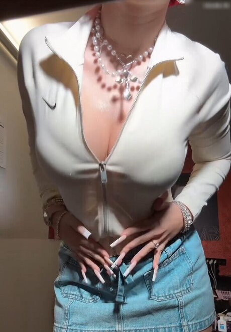 ぽっちゃりブロンドのオンリーファンズ ポルノ 画像