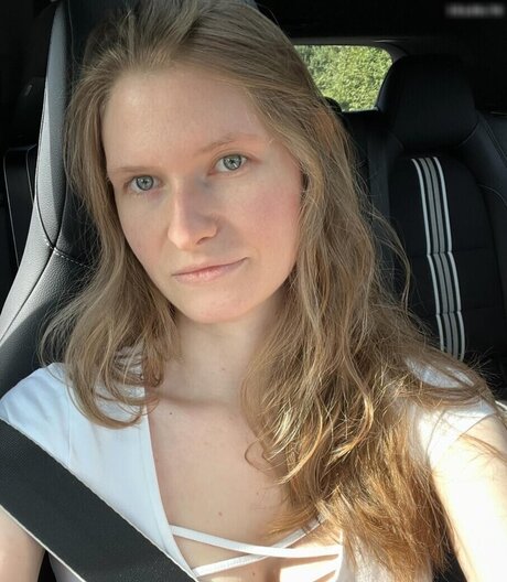 ティックトックスター オンリーファンズ セックス 写真