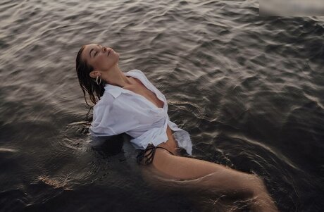 成熟した異人種間オンリーファンズ ホットヌード 写真