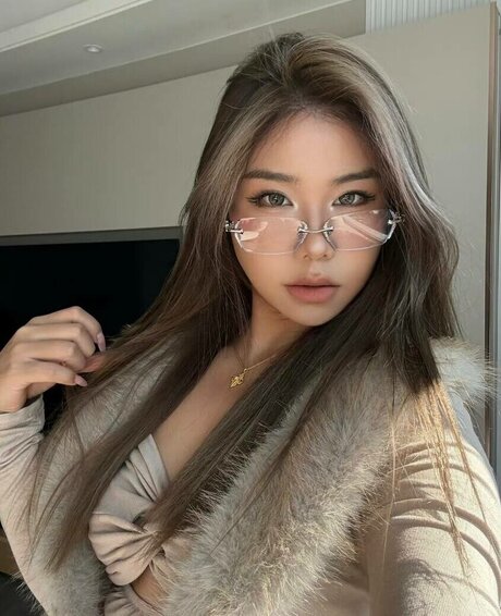 ティーンフィンガリングオンリーファンズ セクシー裸 画像