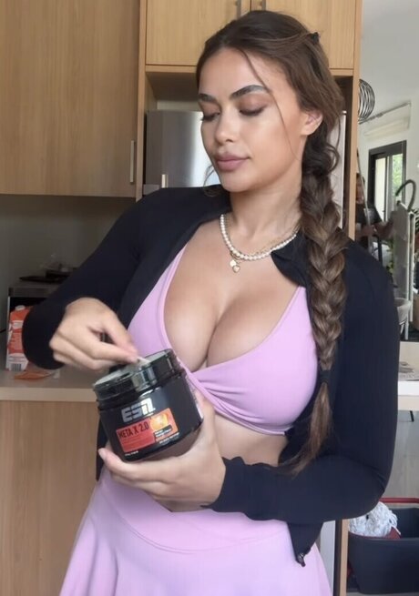 Camilla Nkenke モデル 画像