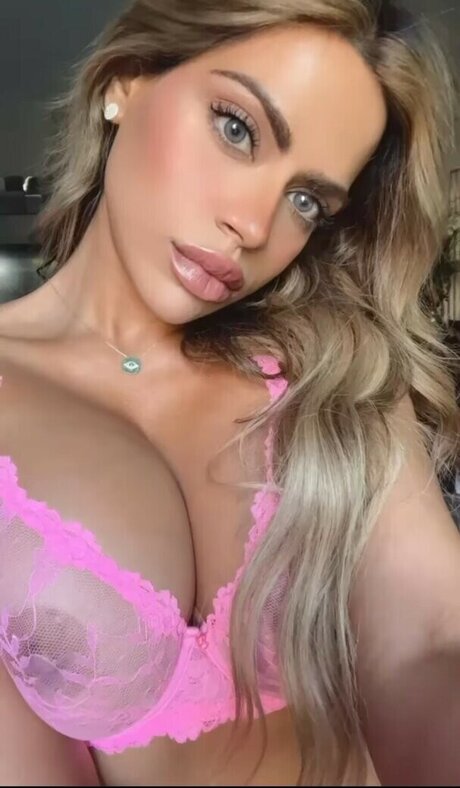 Mehreen 独占女優 写真