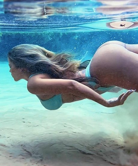 オイルを塗った巨乳オンリーファンズ 無料ポルノ 写真