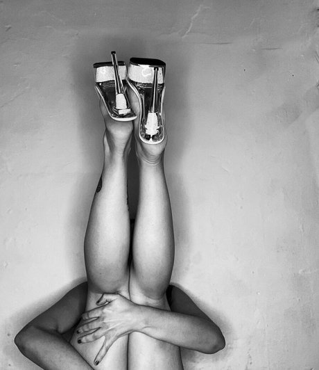 お尻を広げるオンリーファンズ セクシー 写真