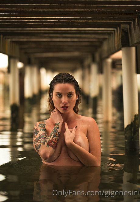 小さなおっぱいオンリーファンズ ポルノ 写真