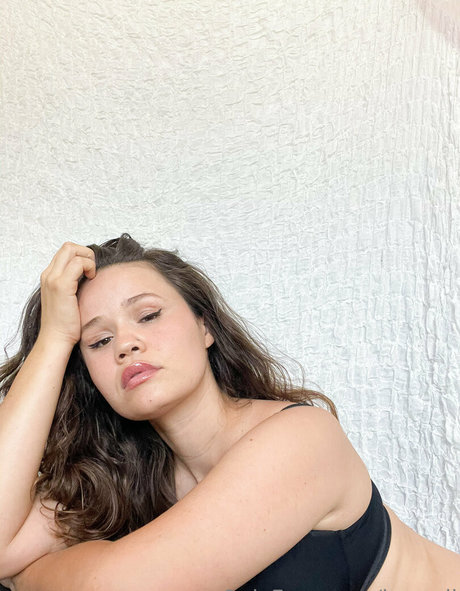 エモな痴女オンリーファンズ アート裸 写真