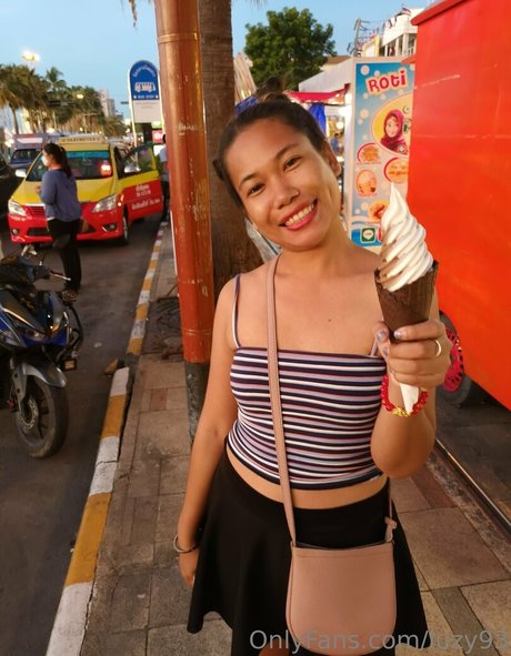 小さいチンポのシーメールオンリーファンズ アート裸 写真